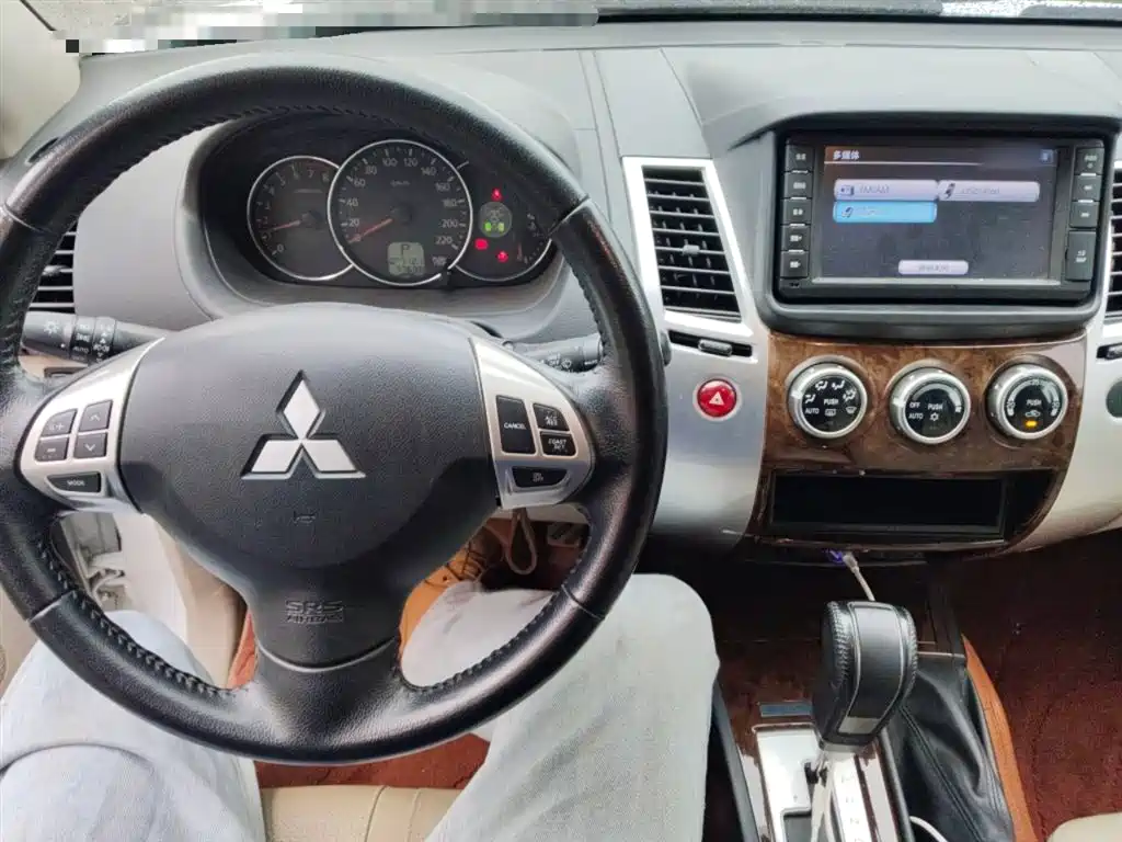 Mitsubishi Pajero Sport 2013 3.0L Automatic 4WD Flagship фото 6