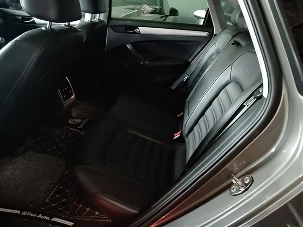 Volkswagen Passat 2015 1.8TSI DSG Prestige Edition фото 17