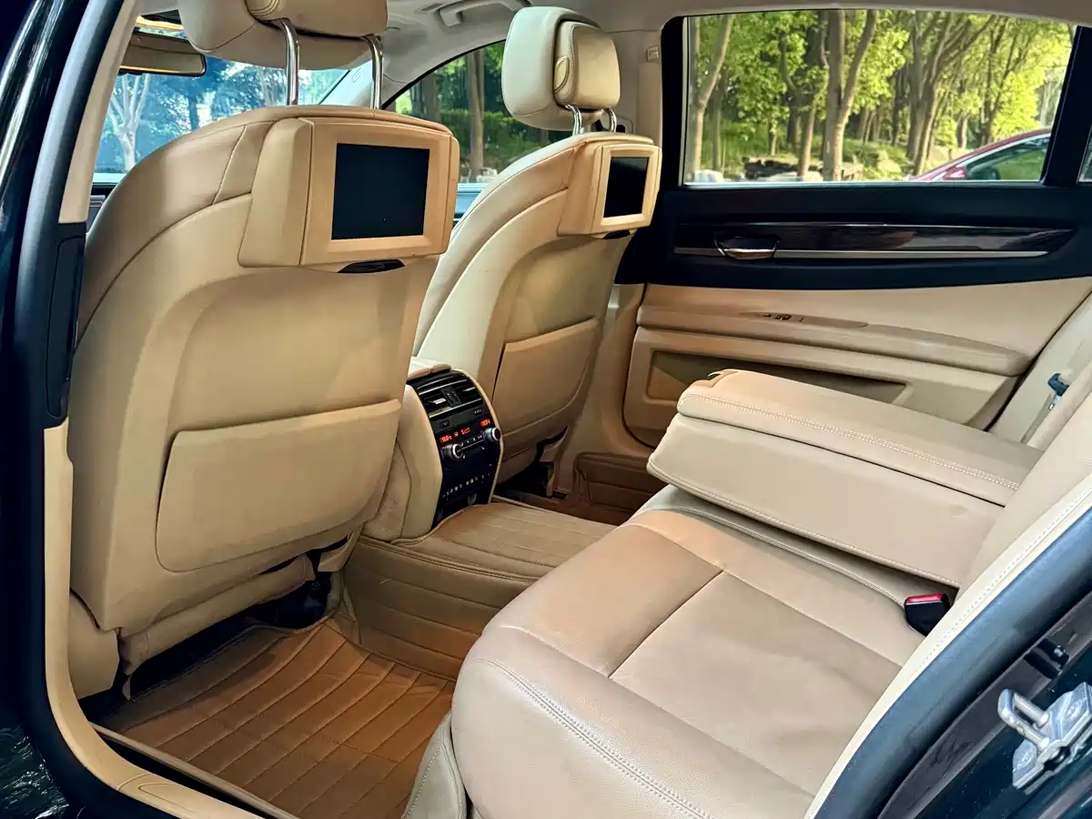 BMW 7 Series 2009 Model 740Li Leading Edition фото 9
