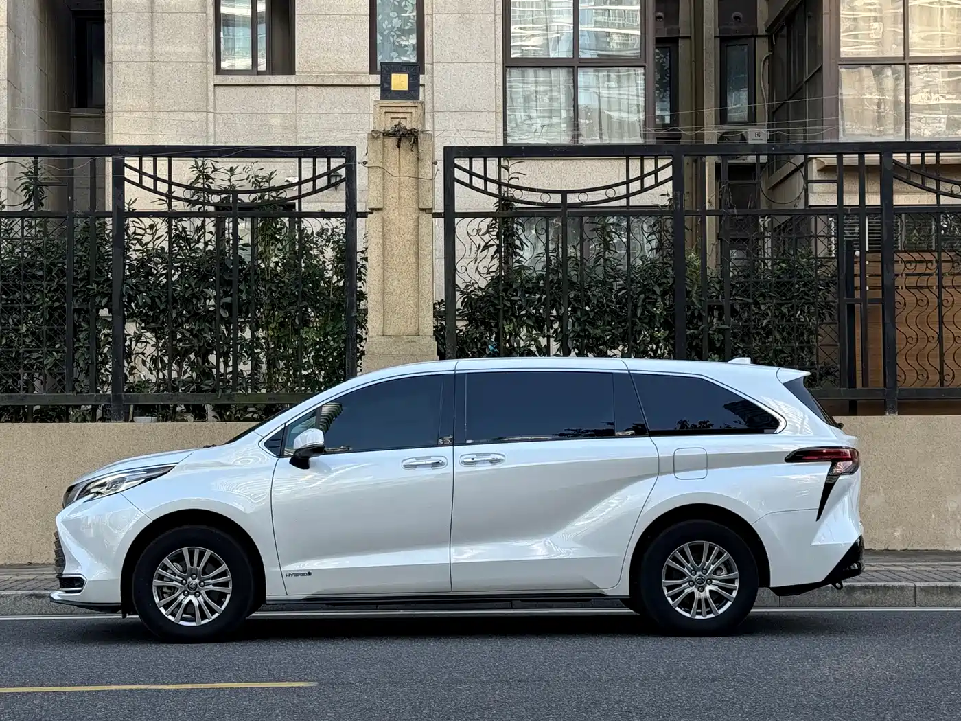 Toyota Sienna 2021 2.5L Hybrid Luxury Edition фото 2