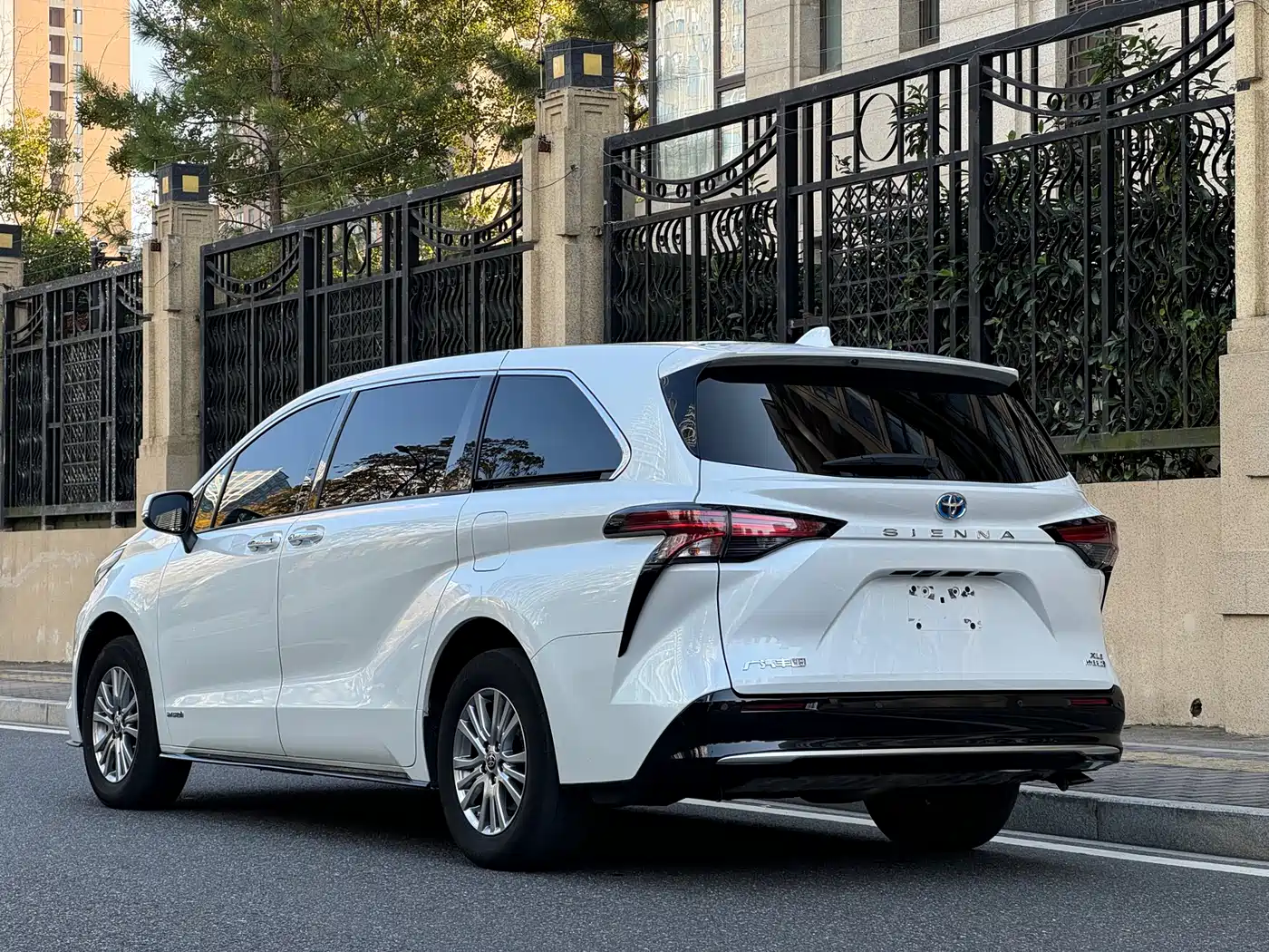 Toyota Sienna 2021 2.5L Hybrid Luxury Edition фото 3