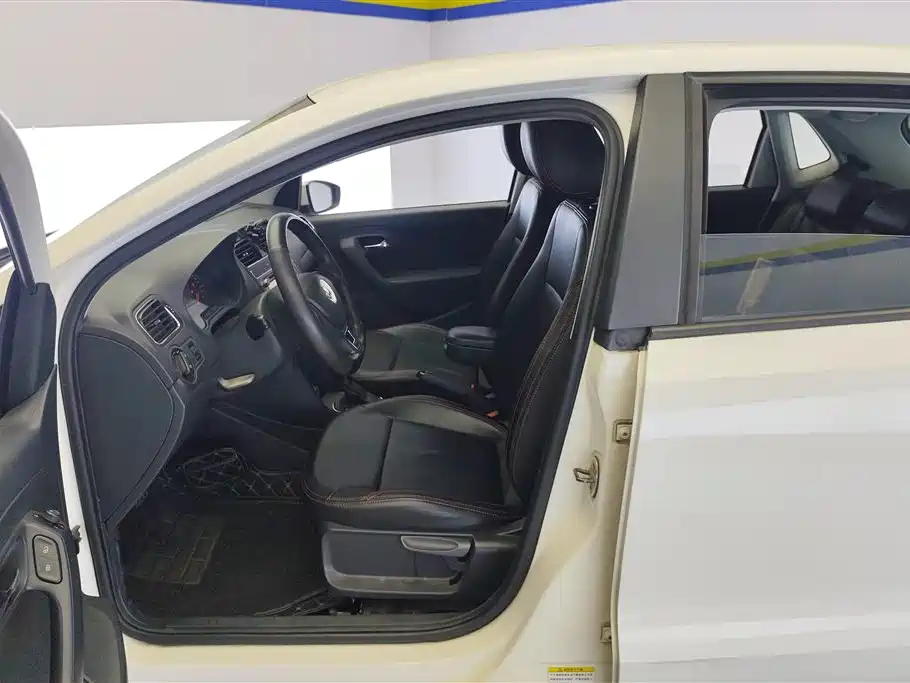 Volkswagen Polo 2014 1.4L Automatic Comfort Edition фото 9