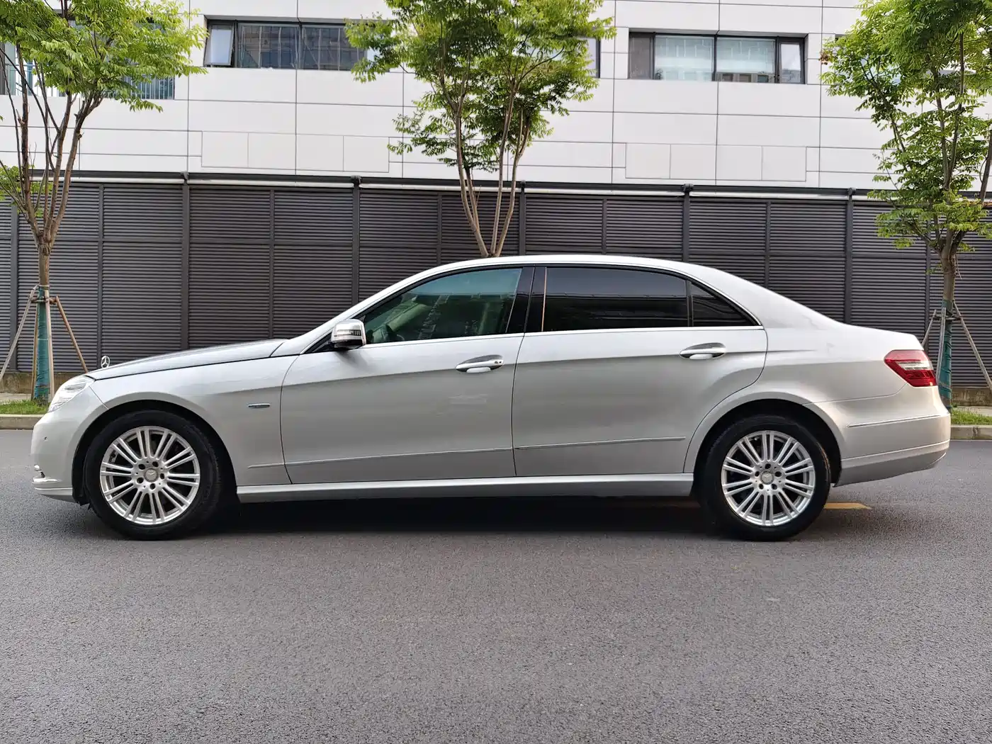 Mercedes-Benz E-Class 2011 E 260 L CGI Fashion фото 17