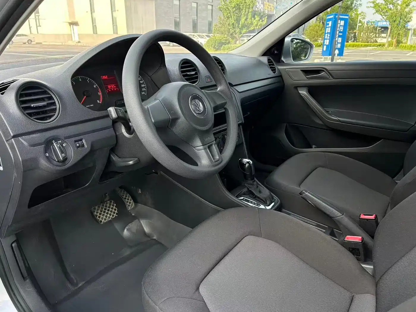 Volkswagen Jetta 2013 1.6L Automatic Fashion фото 8