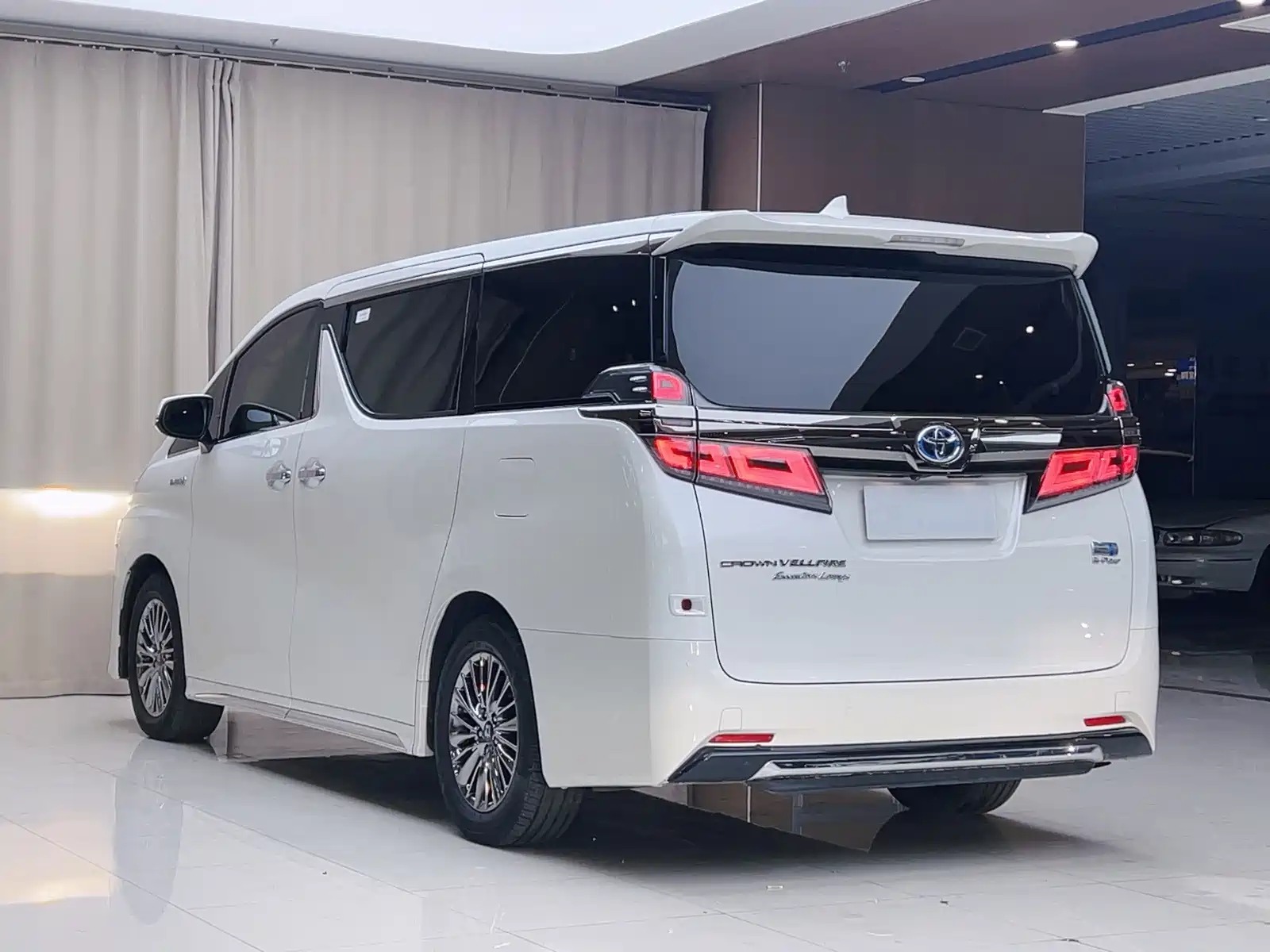 Фото 19 - Toyota Vellfire
