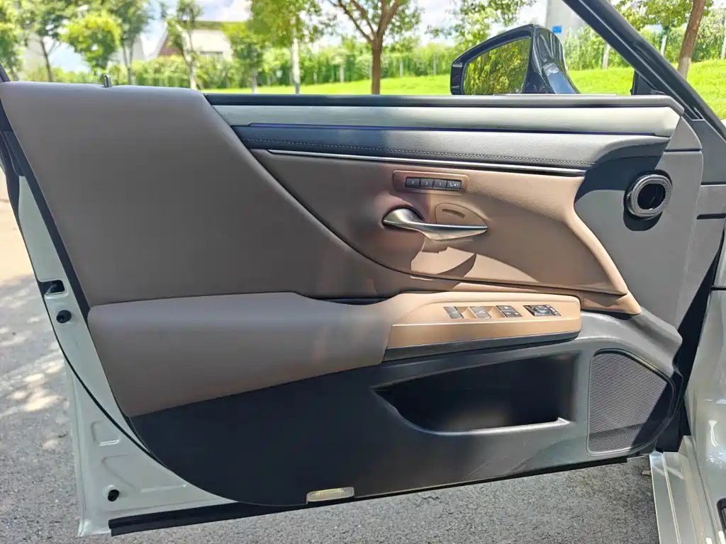 Lexus ES 2025 2025 200 Ultimate Edition