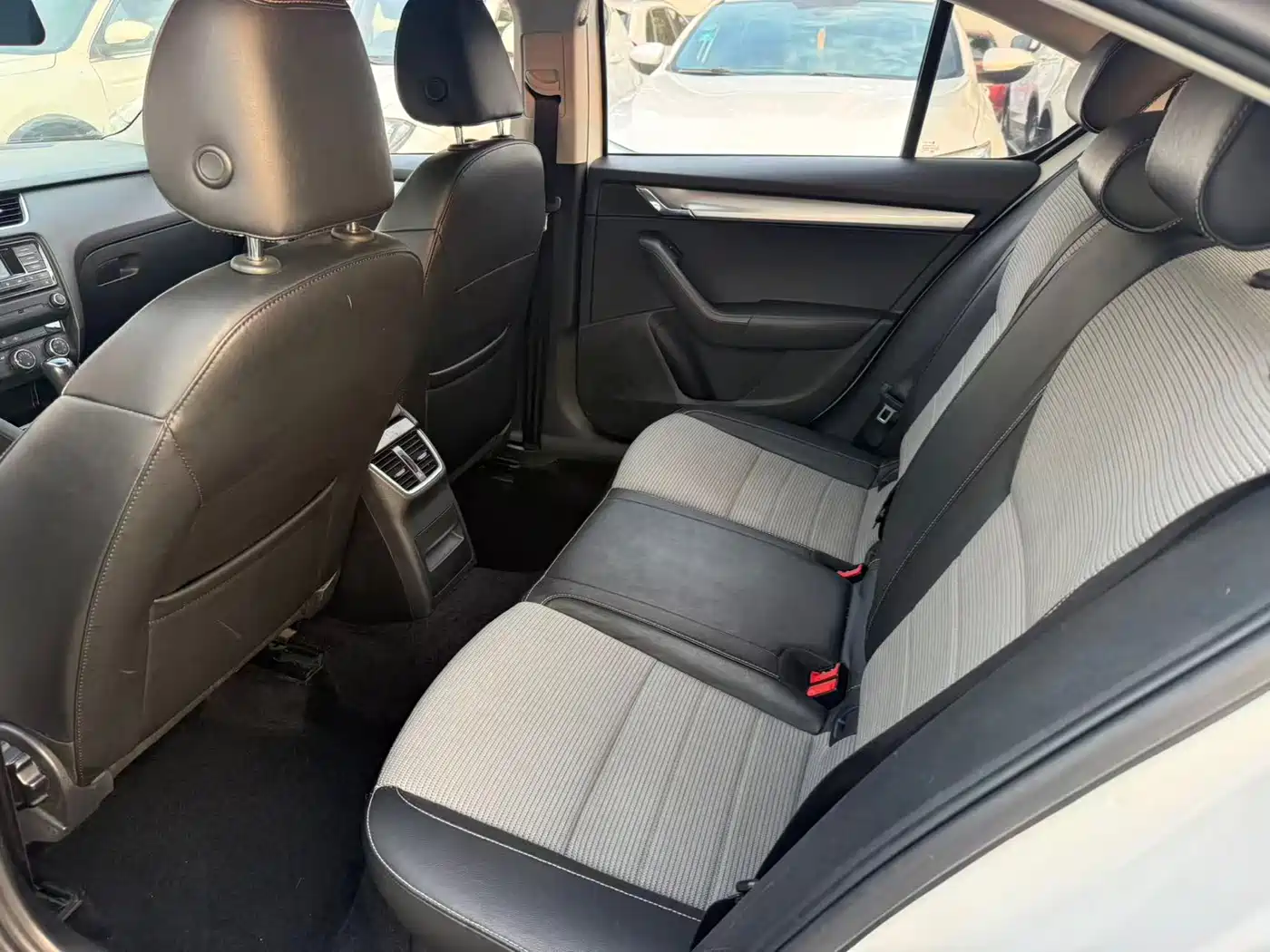 Škoda Octavia 2017 1.6L Automatic Pioneer Edition фото 4