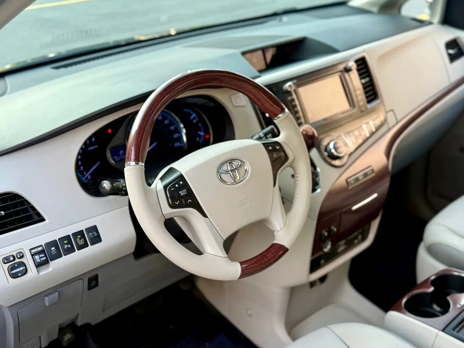 Photo 8 - Toyota Sienna