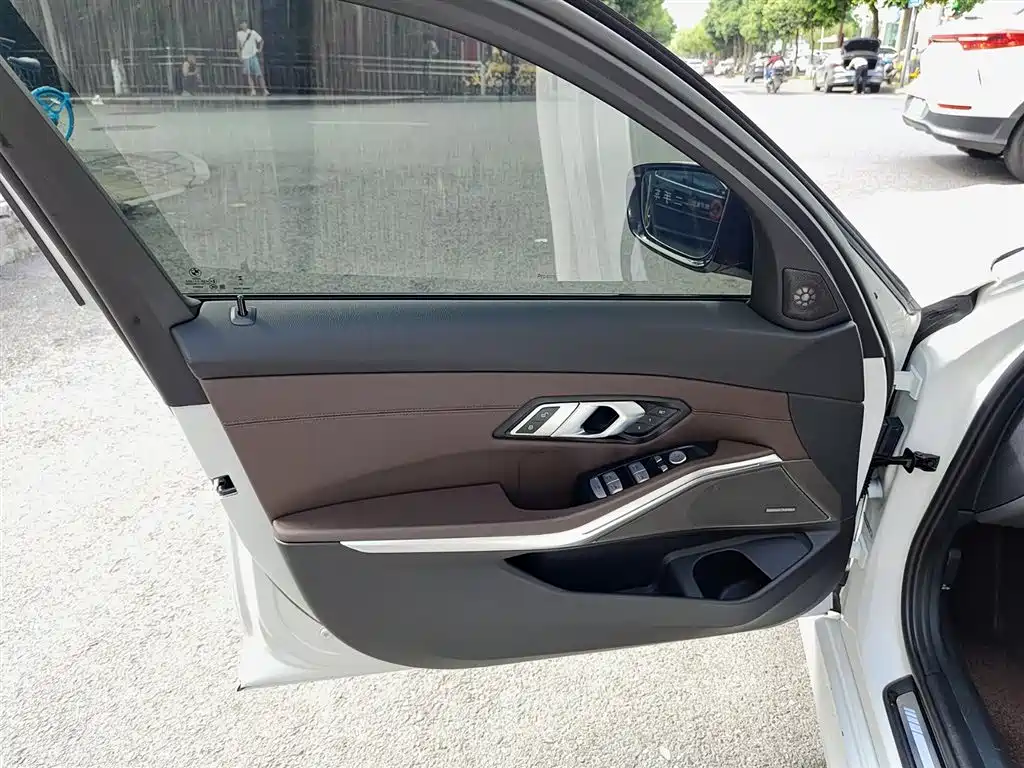 BMW 3 Series 2023 330i M Sport Shadow Edition фото 6