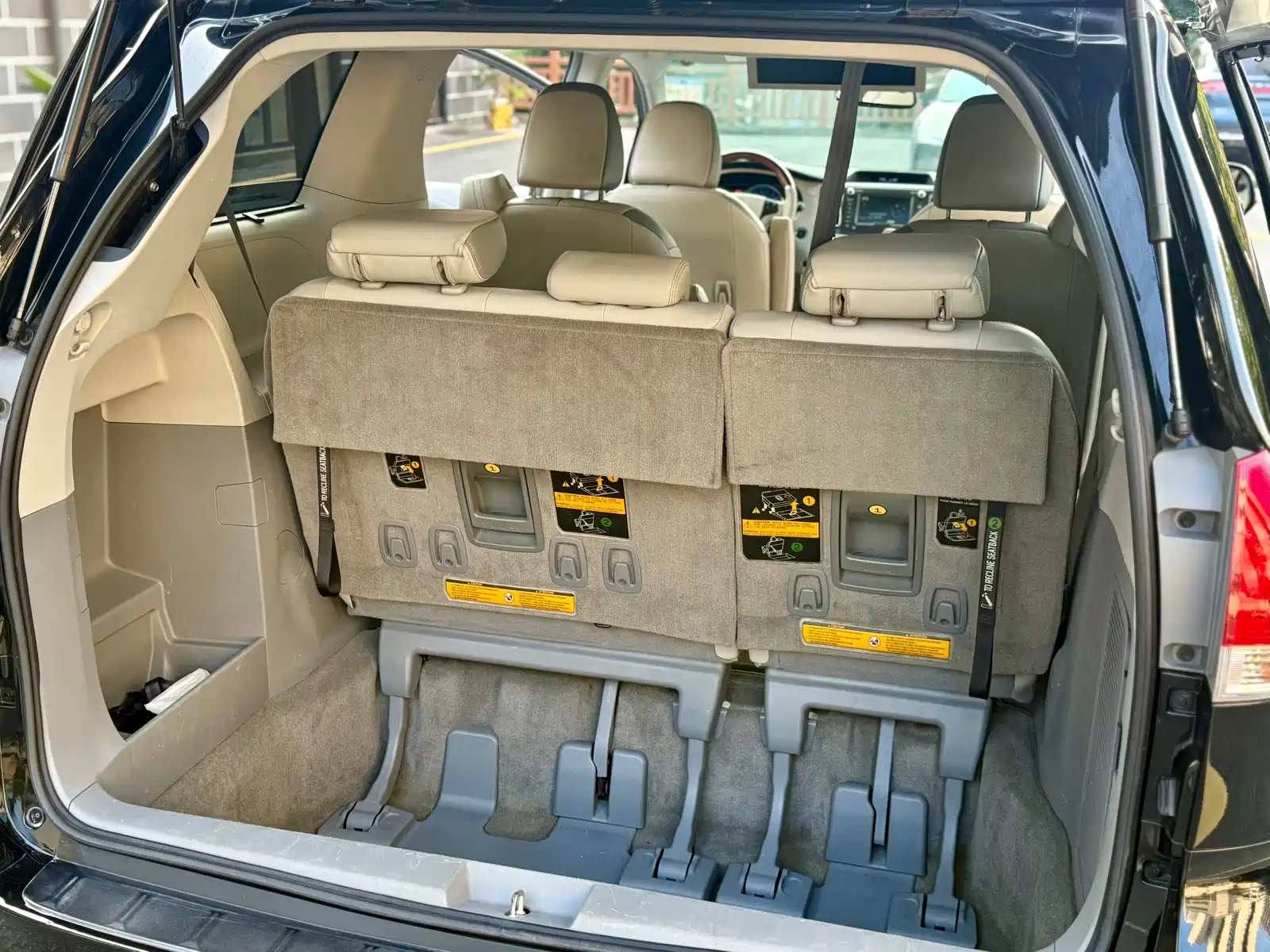 Photo 18 - Toyota Sienna