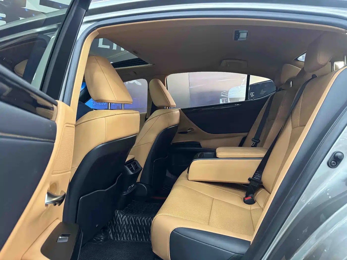 Lexus ES 2023 200 Excellence Edition фото 9