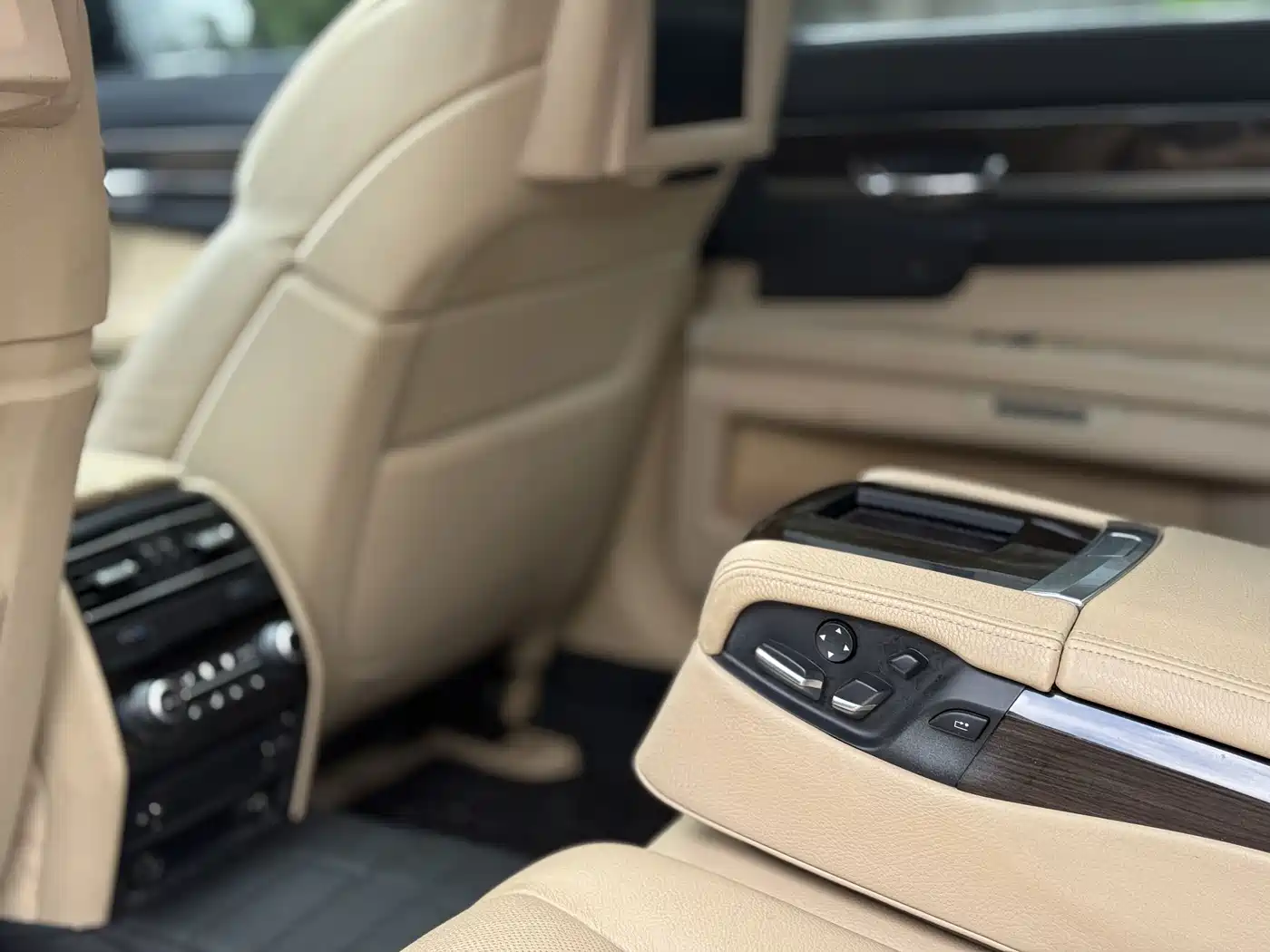 BMW 7 Series 2009 740Li Luxury фото 7