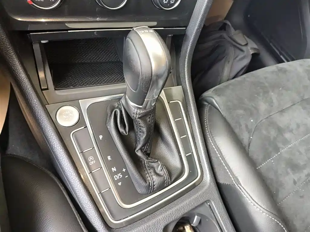 Volkswagen Golf 2018 230TSI Automatic Luxury фото 14