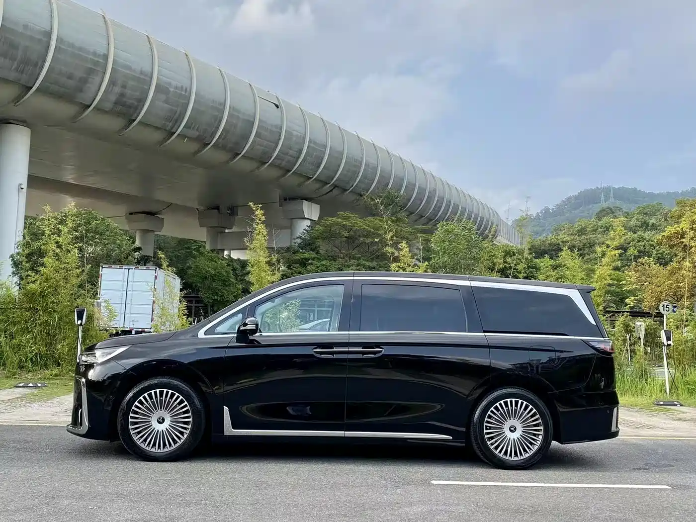 Voyah Auto Voyah Dreamer 2025 PHEV 4WD Kunpeng Premium Edition фото 12