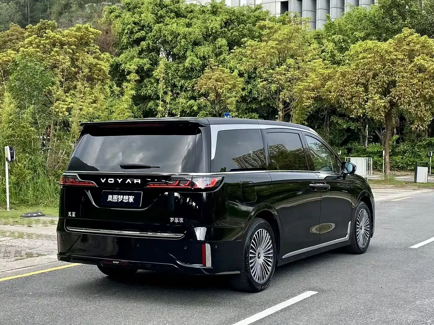 Voyah Auto Voyah Dreamer 2025 PHEV 4WD Kunpeng Premium Edition фото 13