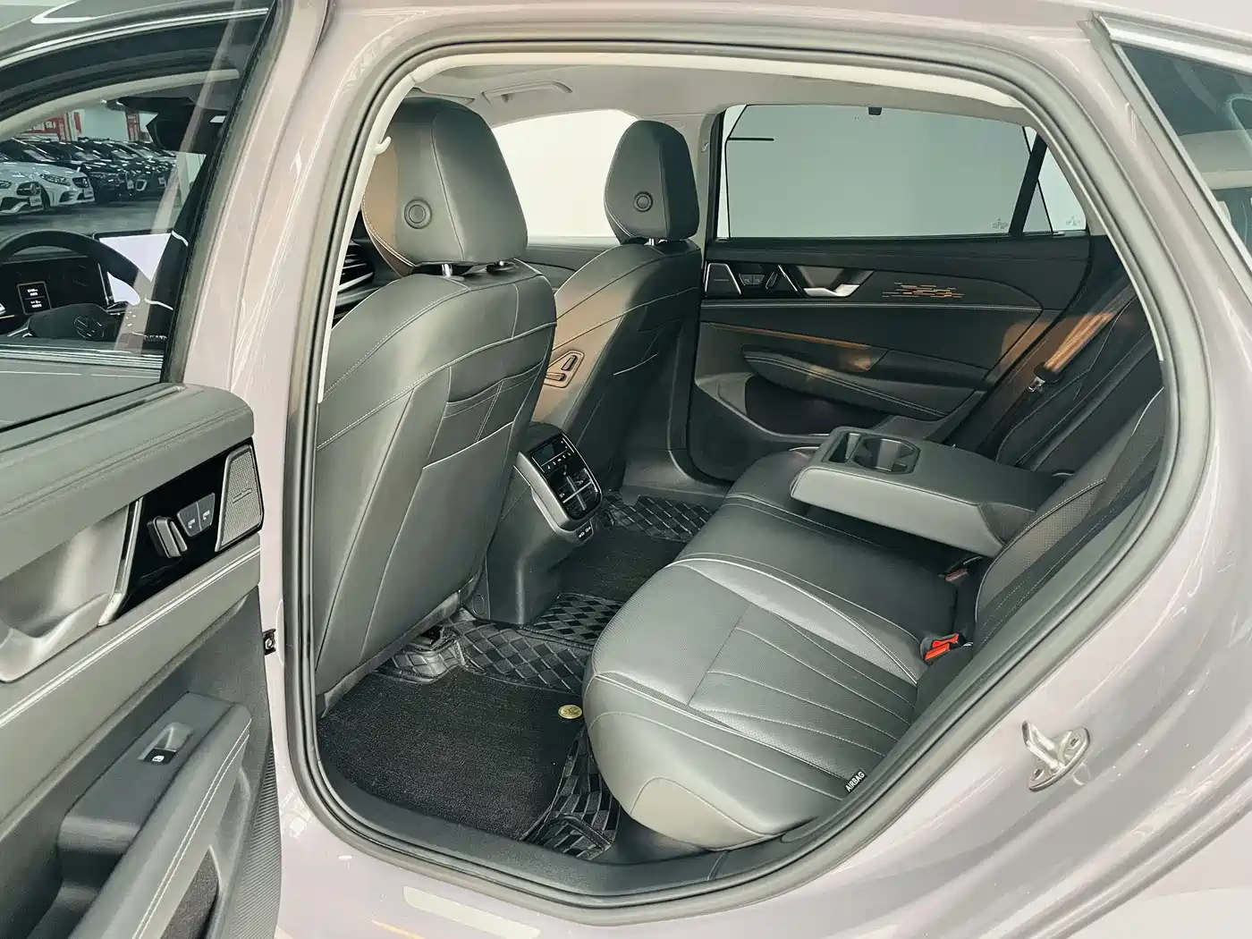 Volkswagen Passat 2025 Pro 380TSI Dragon Prestige Edition фото 9