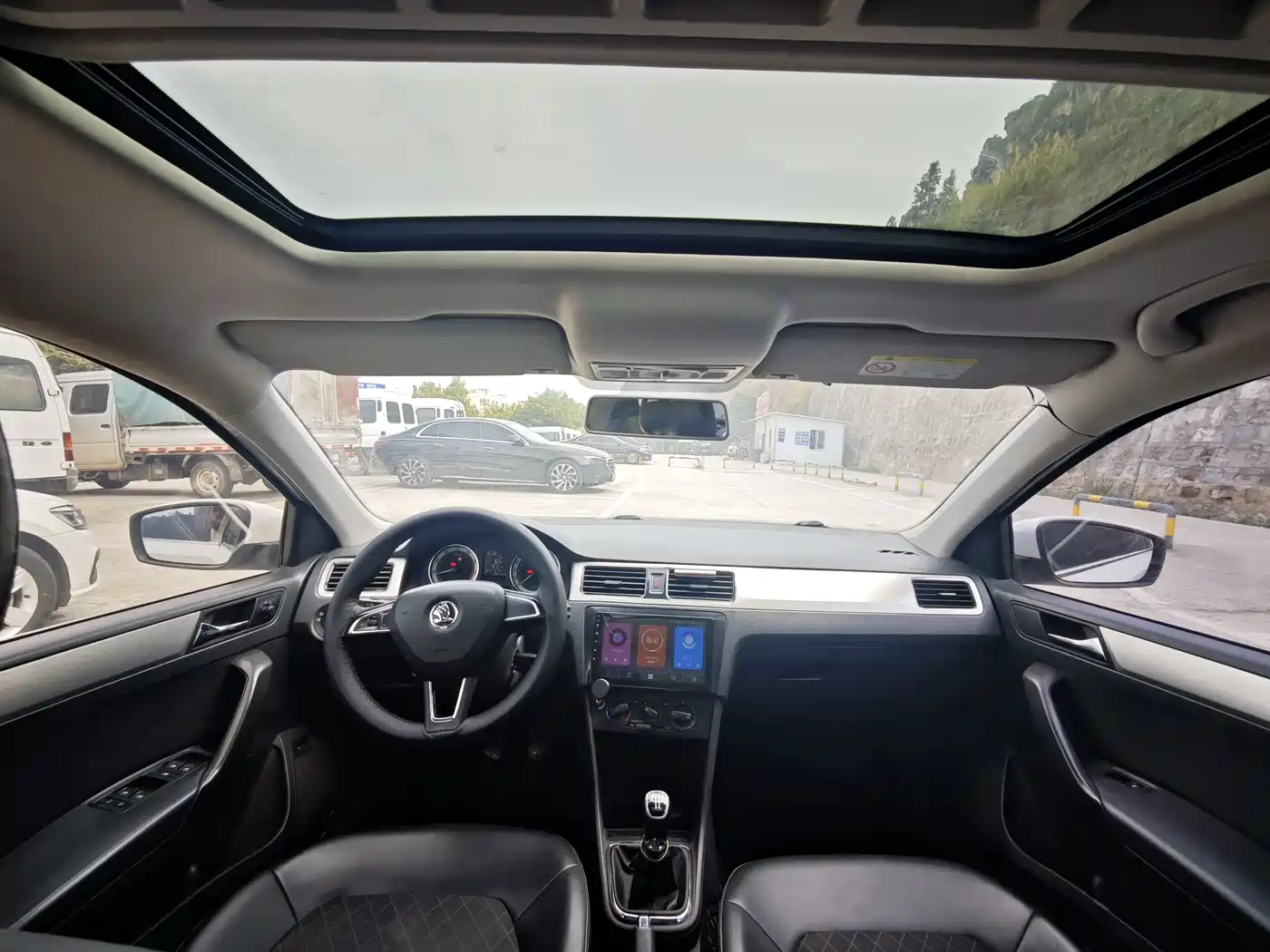 Škoda Rapid 2018 1.6L Manual Comfort Edition фото 8