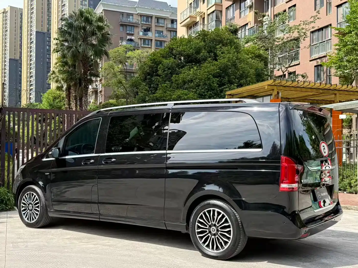 Mercedes-Benz V-Class 2018 V 260 L Premium Long Wheelbase Edition China VI фото 5