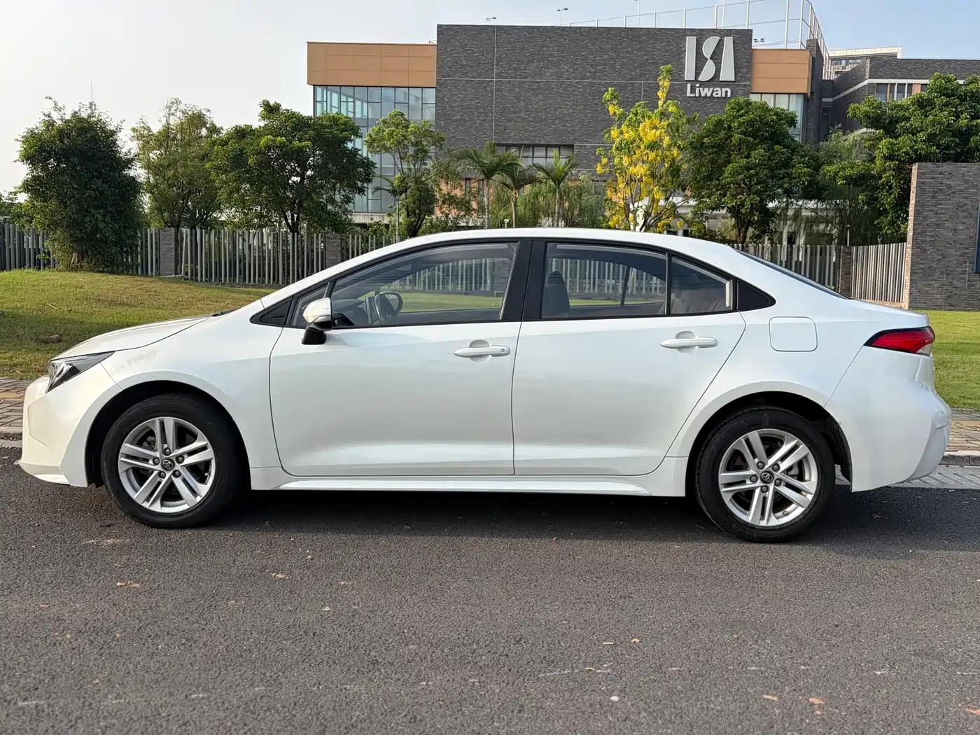 Toyota Levin 2021 185T CVT Luxury Edition фото 2