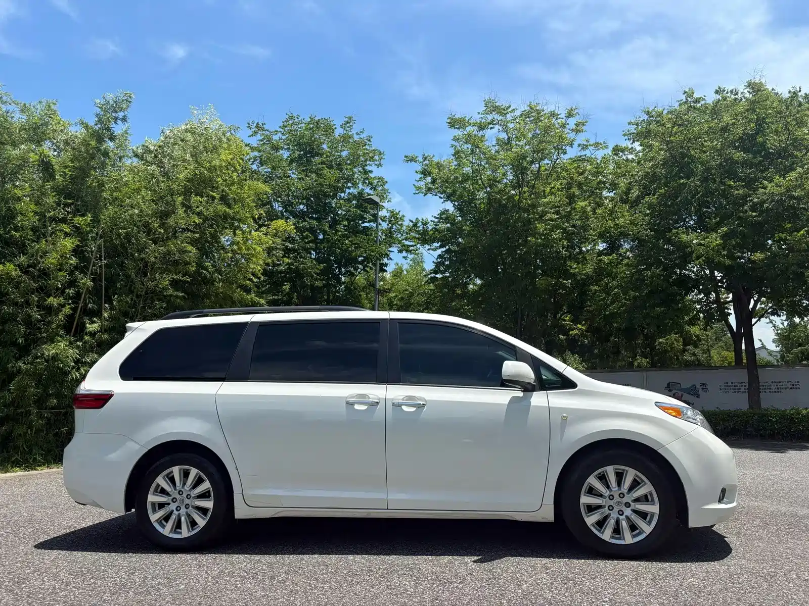 Photo 3 - Toyota Sienna