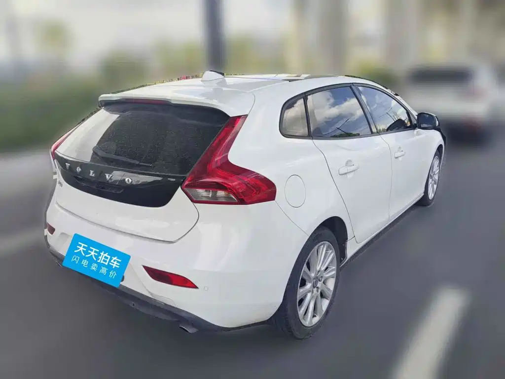 Фото 5 - Volvo V40