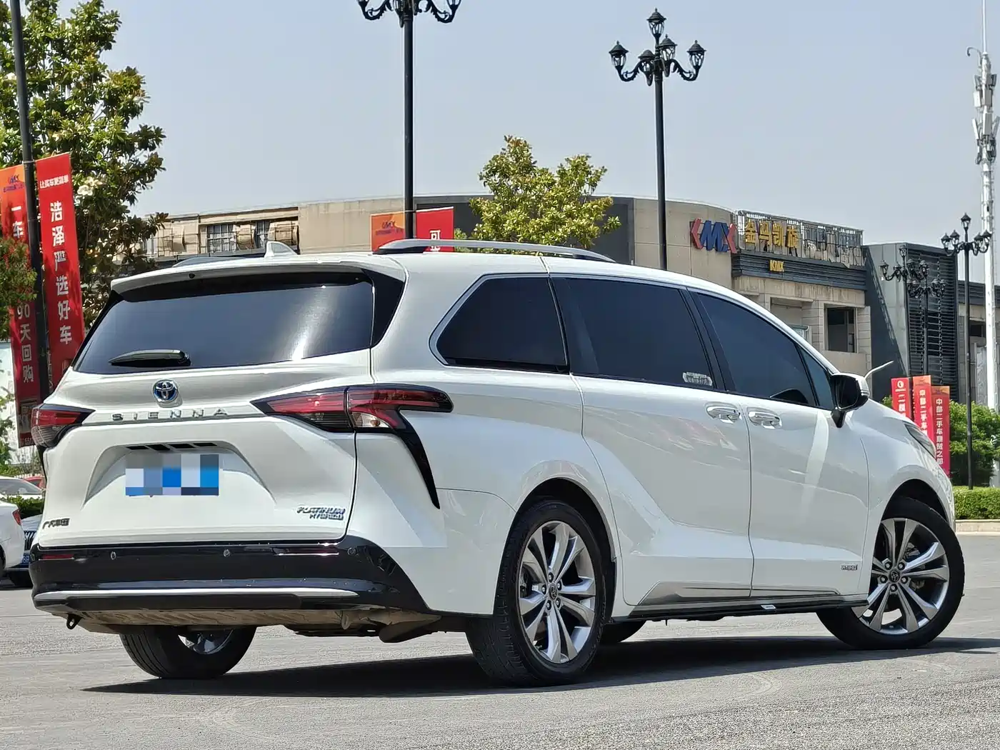 Toyota Sienna 2023 2.5L Hybrid Platinum Edition фото 5