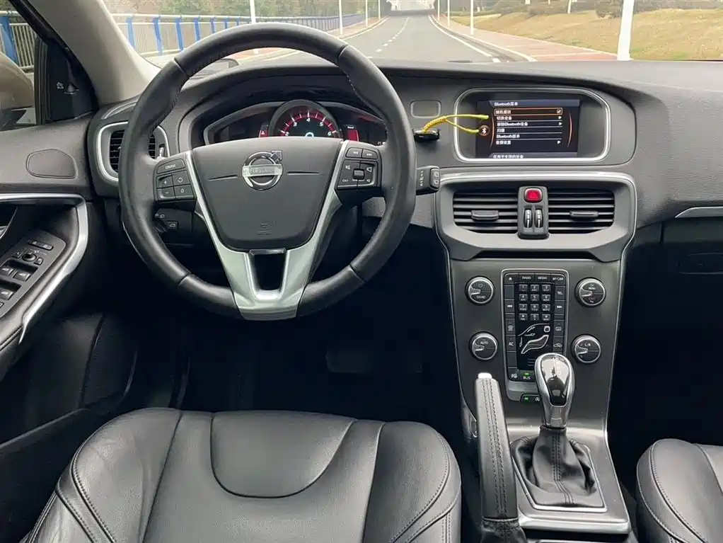 Фото 7 - Volvo V40