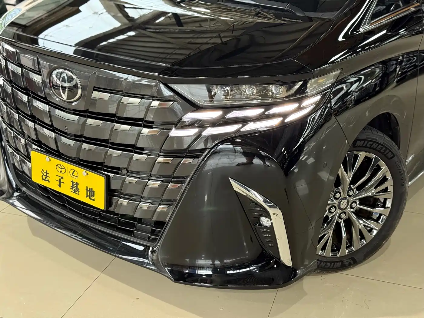 Toyota Alphard 2025 Hybrid 2.5L Ultimate Gold Edition фото 5
