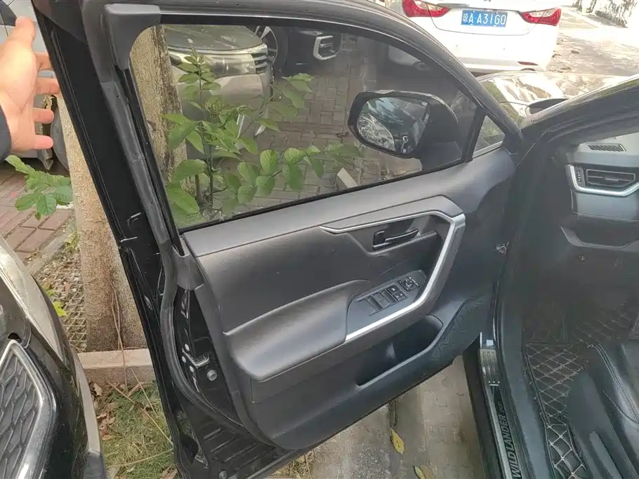 Toyota Wildlander 2023 2.0L CVT FWD LE фото 7