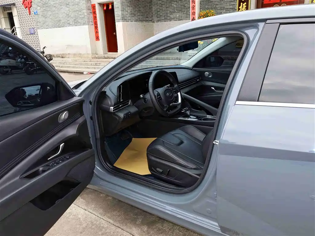 Hyundai Elantra 2021 1.5L CVT LUX Premium Edition фото 4