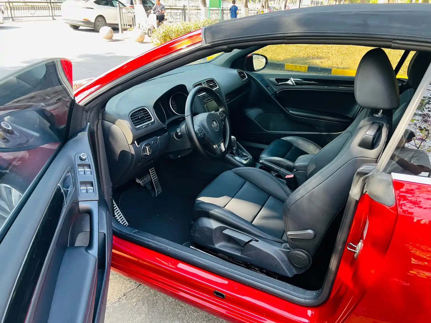 Volkswagen Golf (Import) 2012 1.4TSI Luxury Convertible Edition фото 17