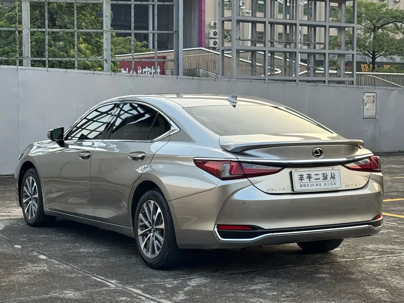 Фото 11 - Lexus ES