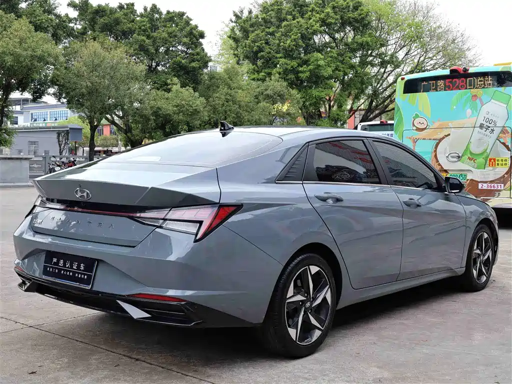 Hyundai Elantra 2021 1.5L CVT LUX Premium Edition фото 7