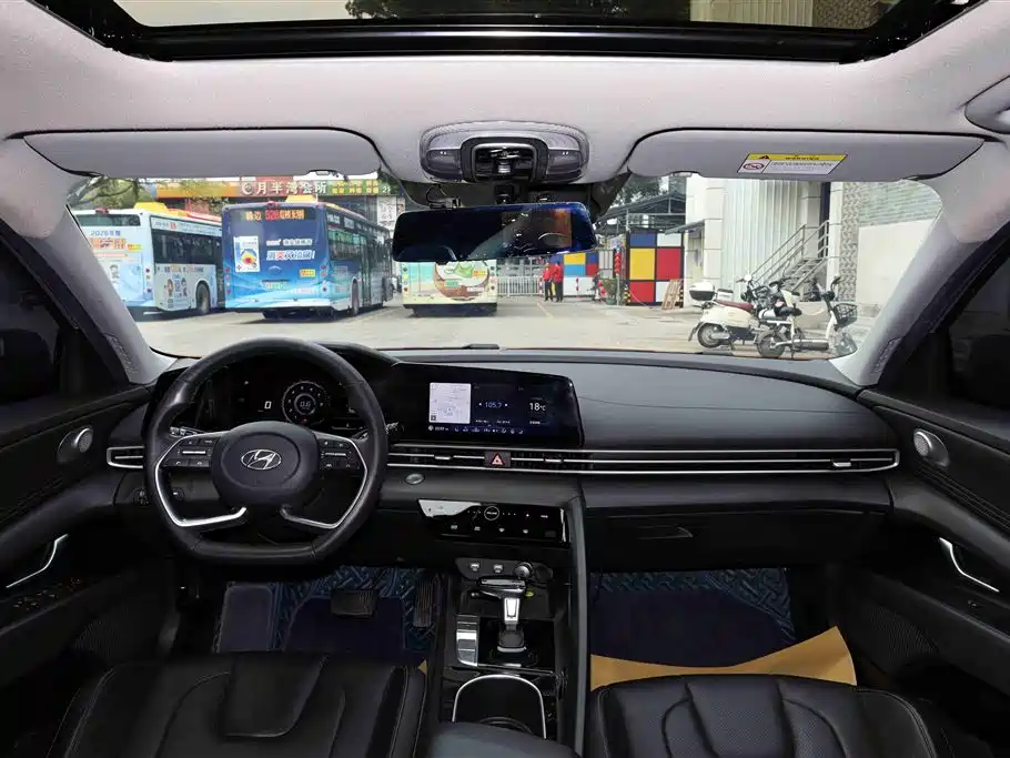Hyundai Elantra 2021 1.5L CVT LUX Premium Edition фото 5