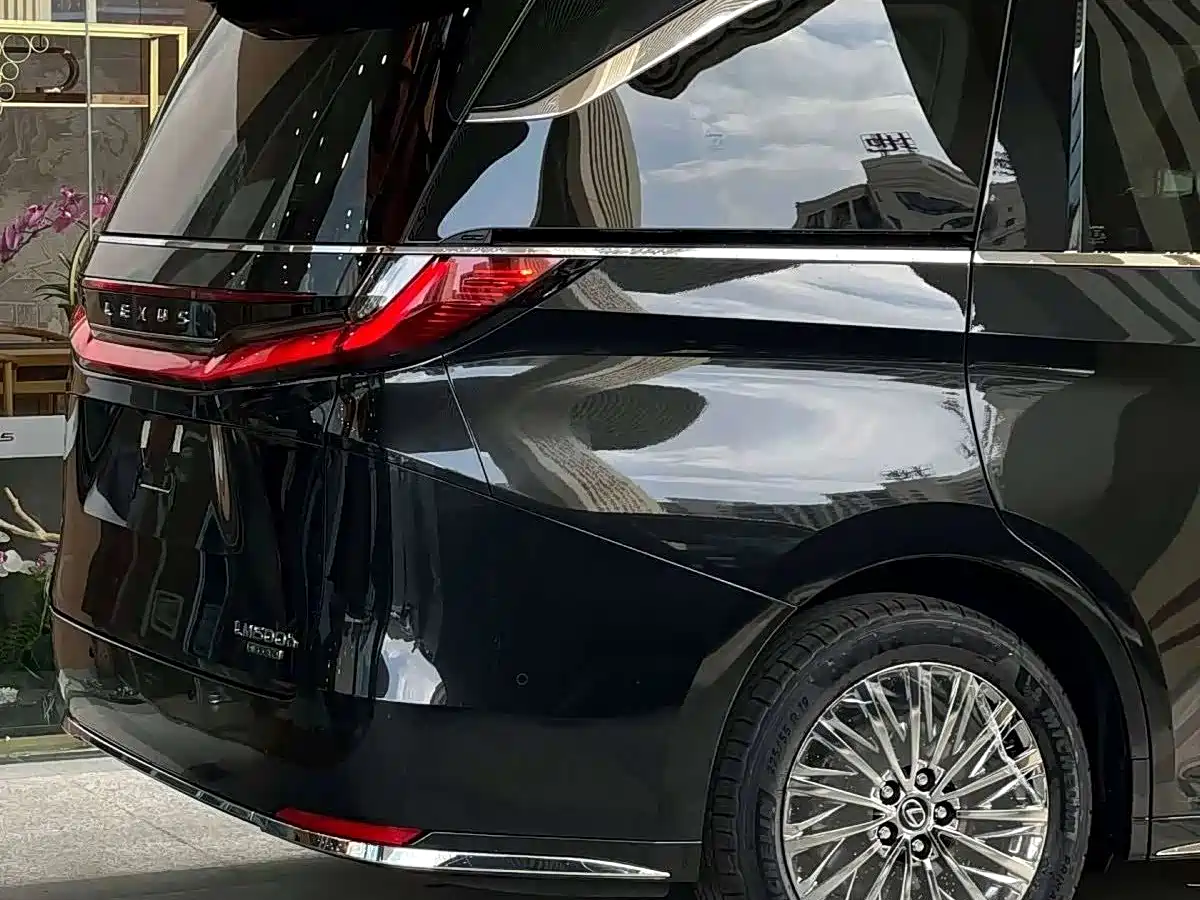 Lexus LM 2025 Model 500h Six-Seater Prestige Edition фото 5