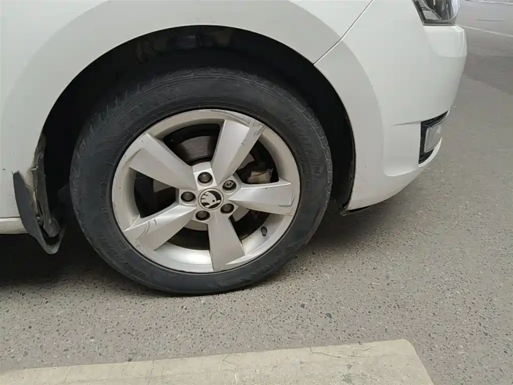Škoda Skoda Rapid Spaceback 2014 1.6L Automatic Joy Edition фото 14