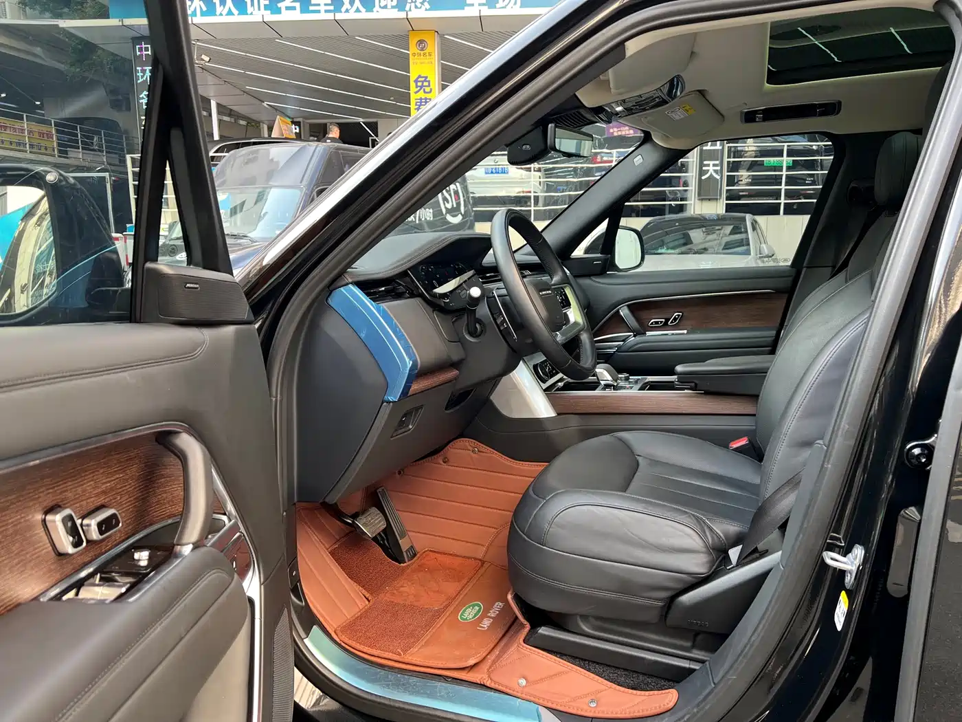 Land Rover Range Rover 2023 3.0 L6 400PS Golden Age 7-Seater Long Wheelbase фото 12