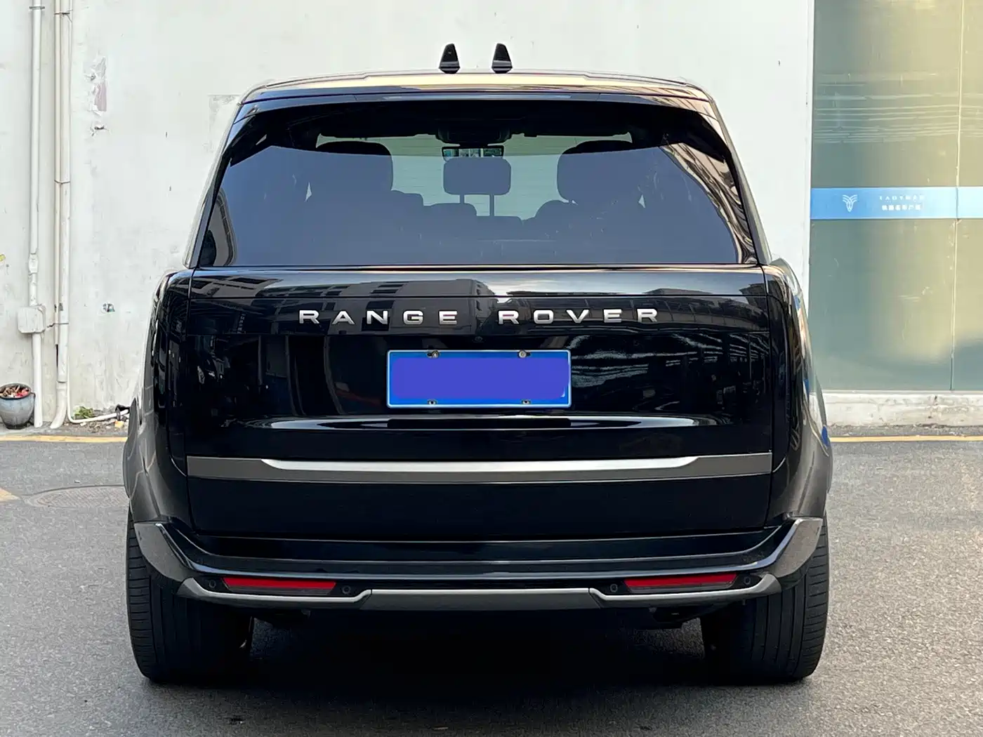 Land Rover Range Rover 2023 3.0 L6 400PS Golden Age 7-Seater Long Wheelbase фото 8