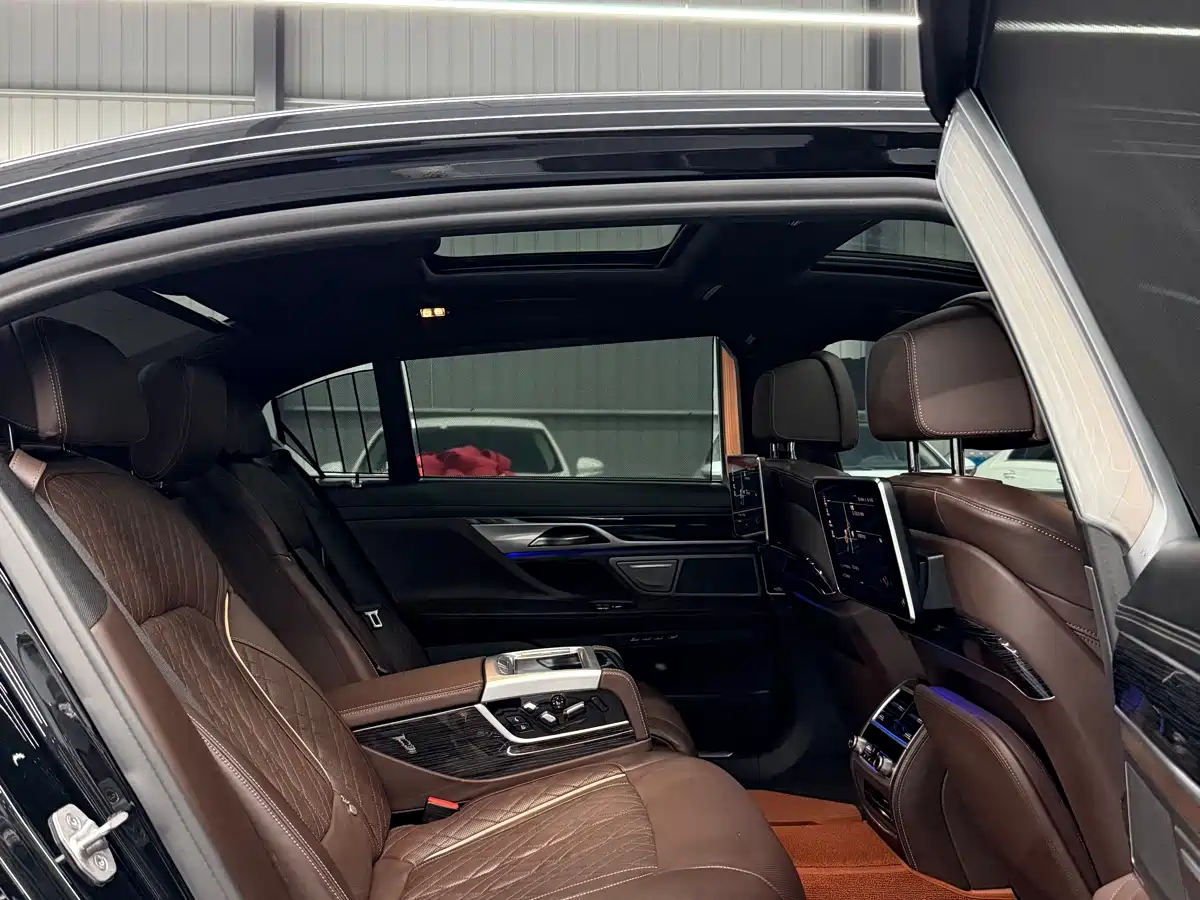 BMW 7 Series 2022 740Li Exclusive M Sport Package фото 13