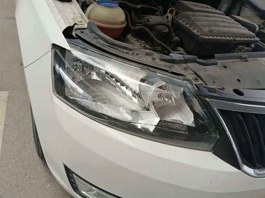 Škoda Skoda Rapid Spaceback 2014 1.6L Automatic Joy Edition фото 13
