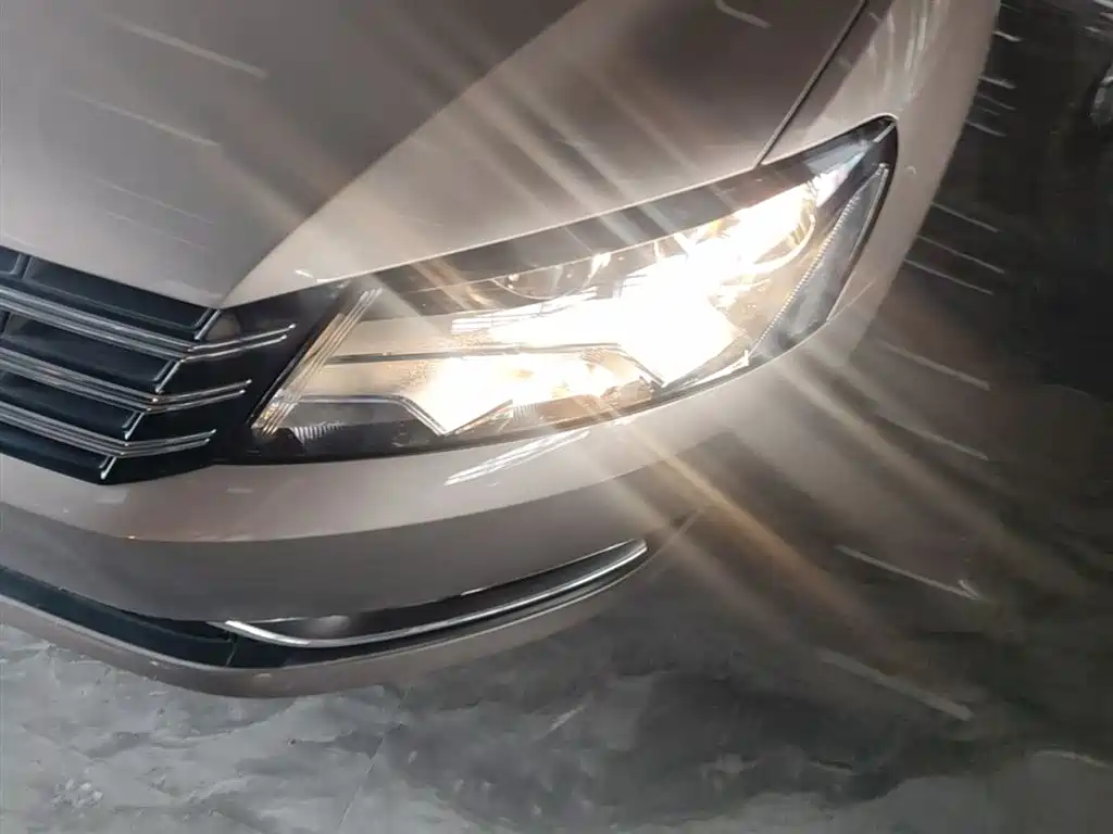 Volkswagen Passat 2015 1.8TSI DSG Honor Edition фото 24