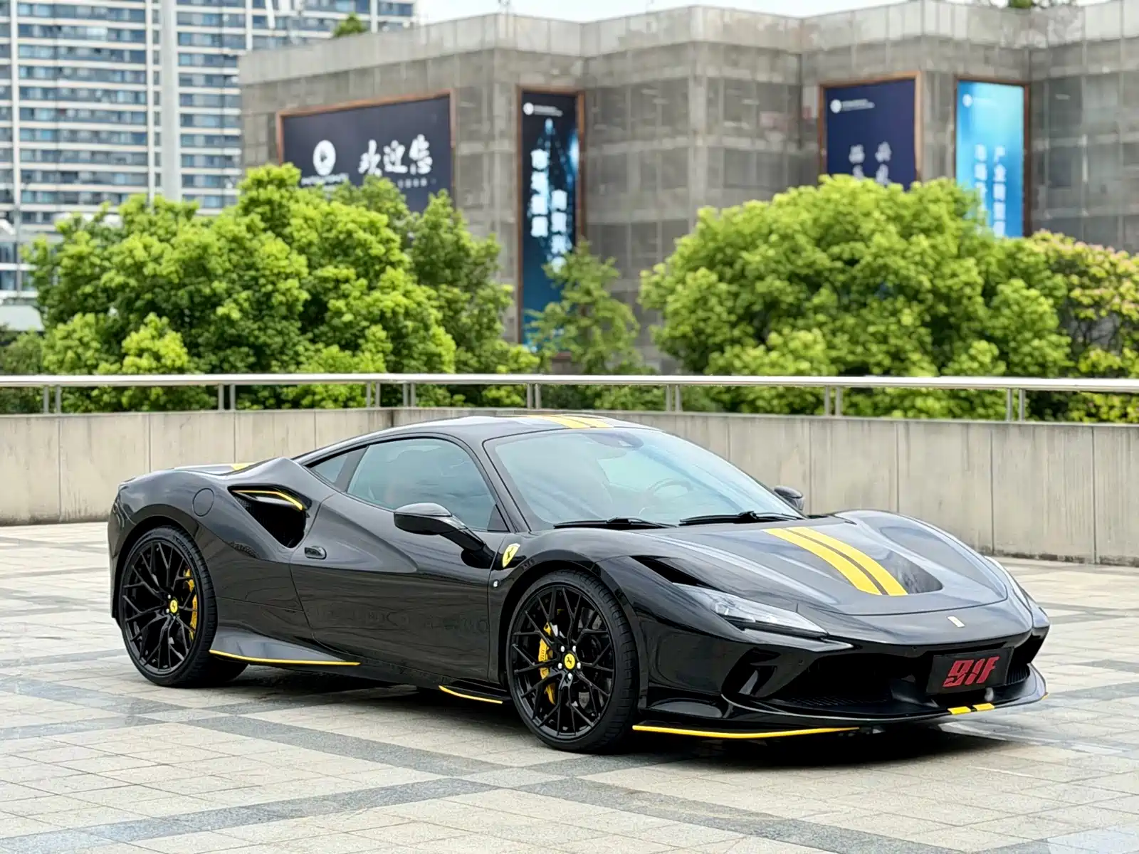 Photo 2 - Ferrari F8