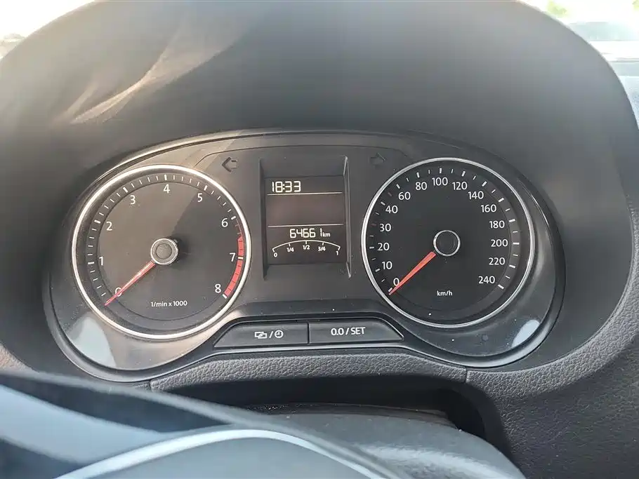 Volkswagen Polo 2014 1.6L Automatic Luxury Edition фото 14