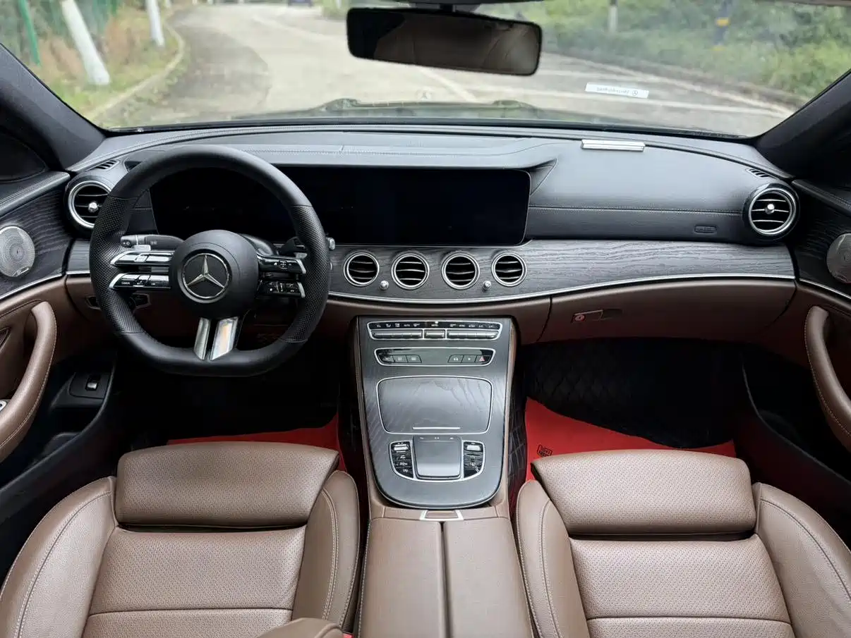 Фото 12 - Mercedes-Benz E-Class