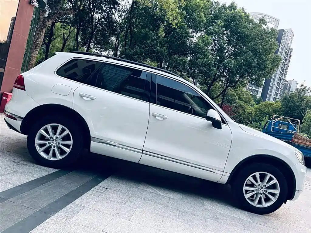 Фото 2 - Volkswagen Touareg