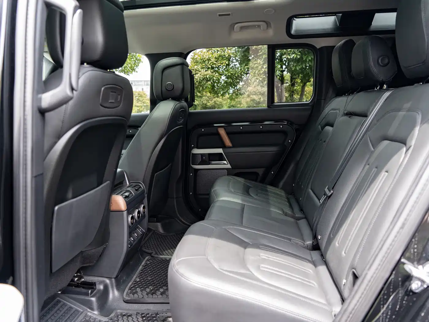 Land Rover Defender 2021 110 P400 Dark Special Edition фото 14