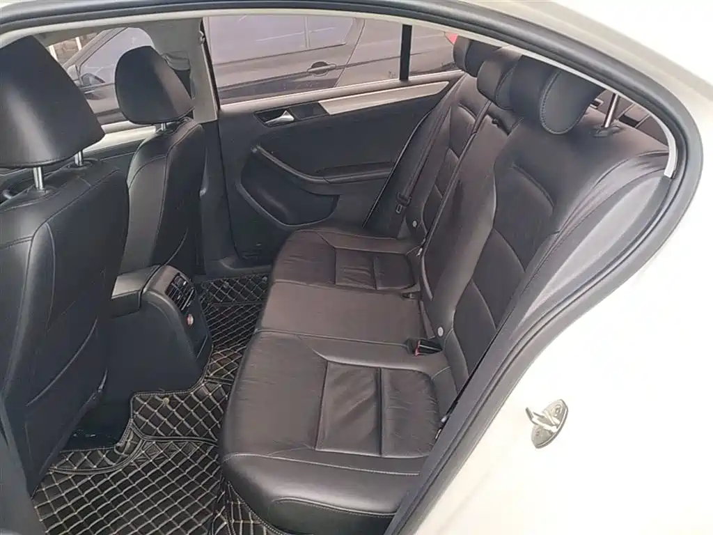 Volkswagen Sagitar 2014 1.6L Automatic Comfort фото 16