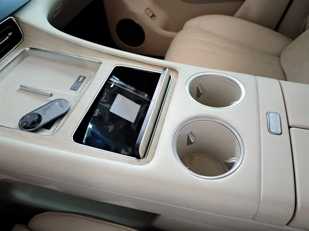 AITO Wenjie AITO M8 2025 Range Extender Max+ Edition 53.4kWh 5-seater фото 15