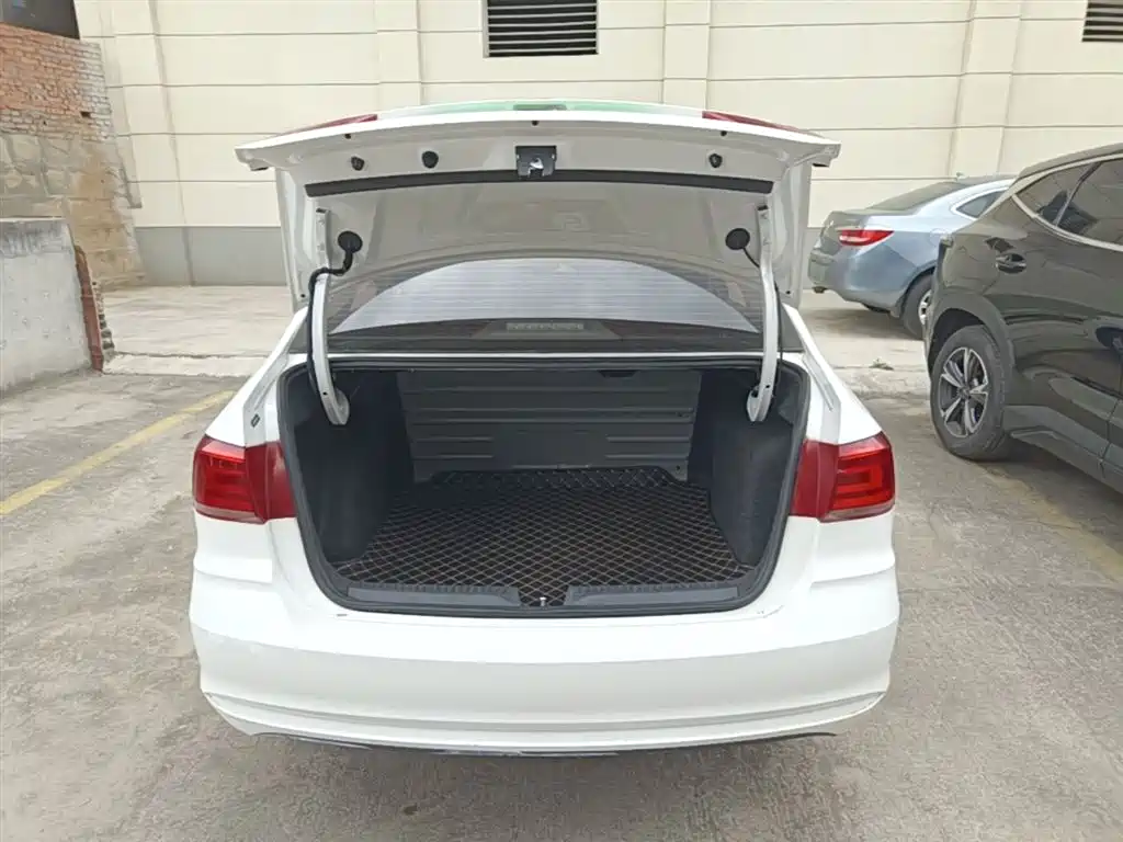 VOLKSWAGEN SANTANA