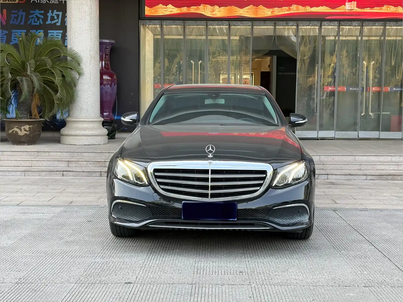 صورة 2 - Mercedes-Benz E-Class